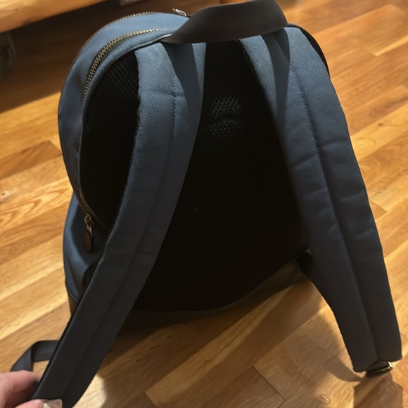 I’m trying to selling this bag because I don’t ever use it and I need some cash - Picture 3 of 9